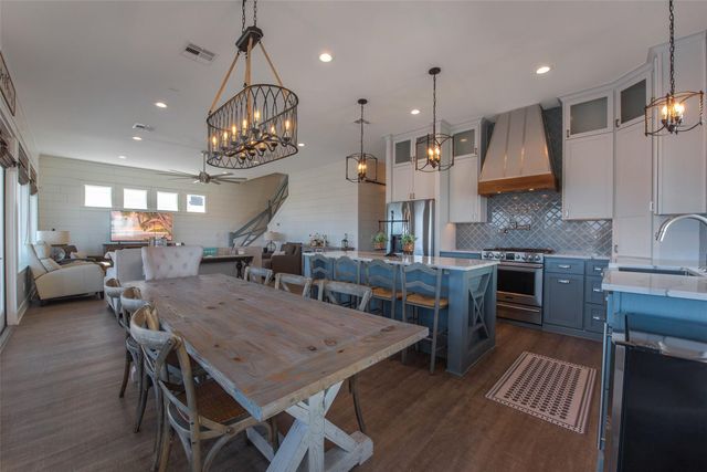 1534 Windsong Way, Tiki Island, TX 77554