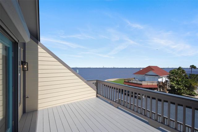 1534 Windsong Way, Tiki Island, TX 77554