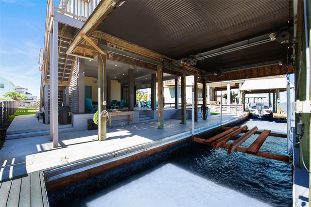 1534 Windsong Way, Tiki Island, TX 77554