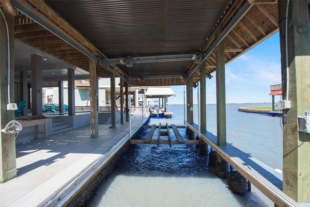 1534 Windsong Way, Tiki Island, TX 77554