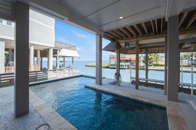 1534 Windsong Way, Tiki Island, TX 77554