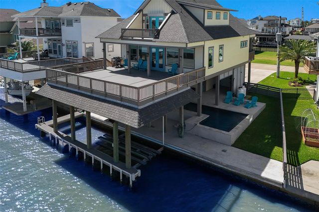 1534 Windsong Way, Tiki Island, TX 77554