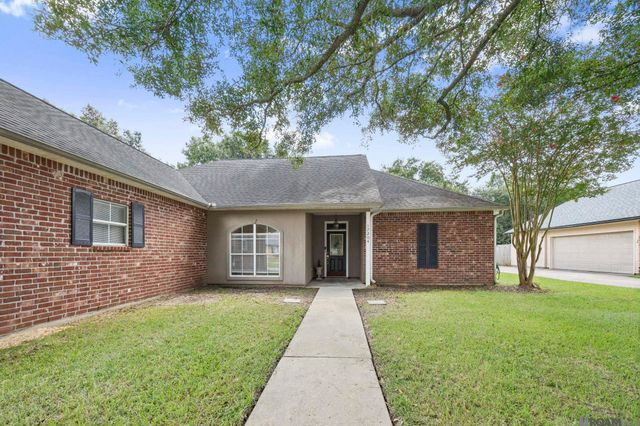 17204 Fountainbleau Dr, Prairieville, LA 70769