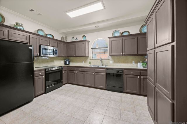 17204 Fountainbleau Dr, Prairieville, LA 70769