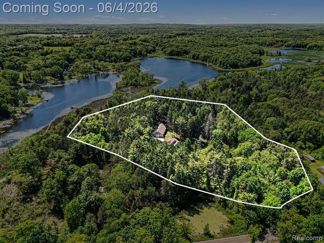 9875 Buckhorn Lake Road, Holly, MI 48442