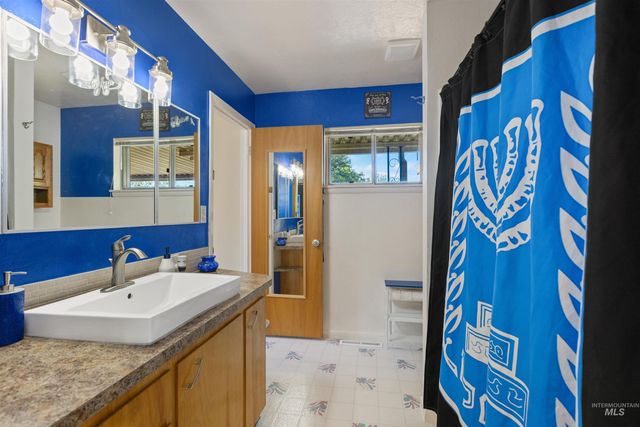 61 S Canyon St, Nampa, ID 83651