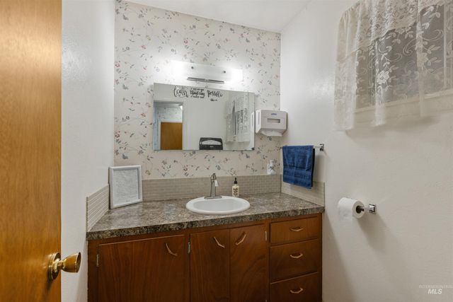 61 S Canyon St, Nampa, ID 83651