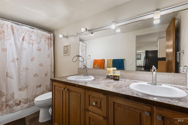 61 S Canyon St, Nampa, ID 83651