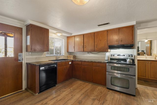 61 S Canyon St, Nampa, ID 83651