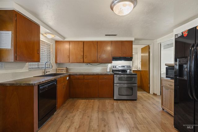 61 S Canyon St, Nampa, ID 83651
