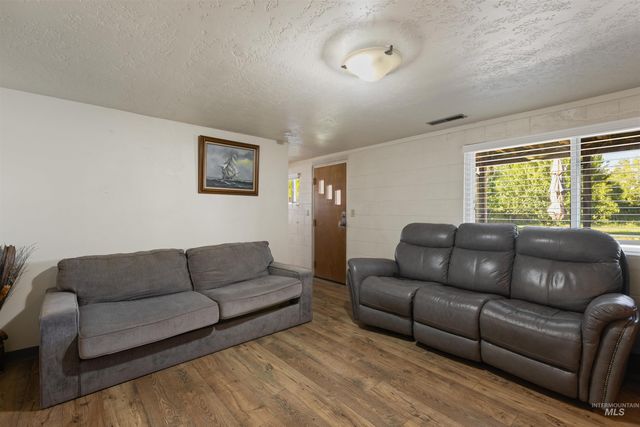 61 S Canyon St, Nampa, ID 83651