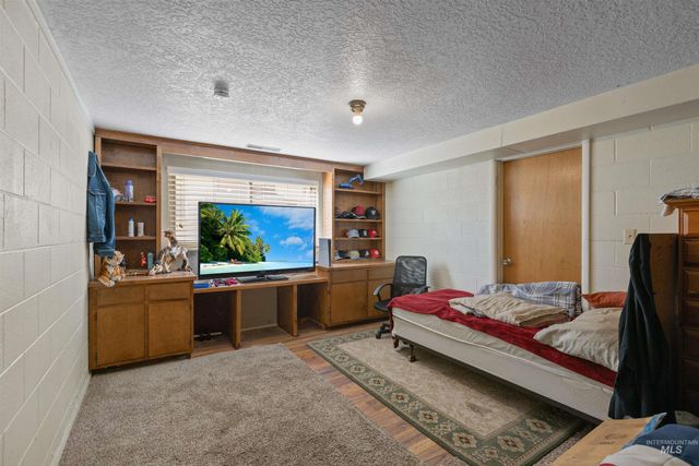 61 S Canyon St, Nampa, ID 83651
