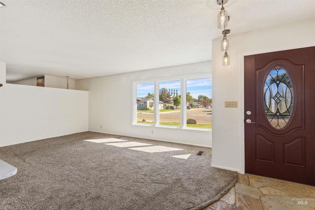 61 S Canyon St, Nampa, ID 83651