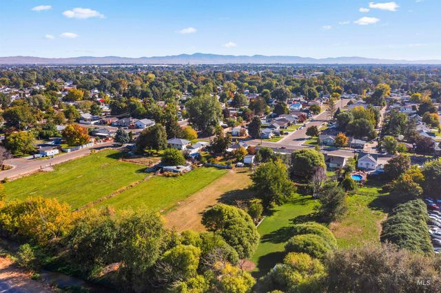 61 S Canyon St, Nampa, ID 83651