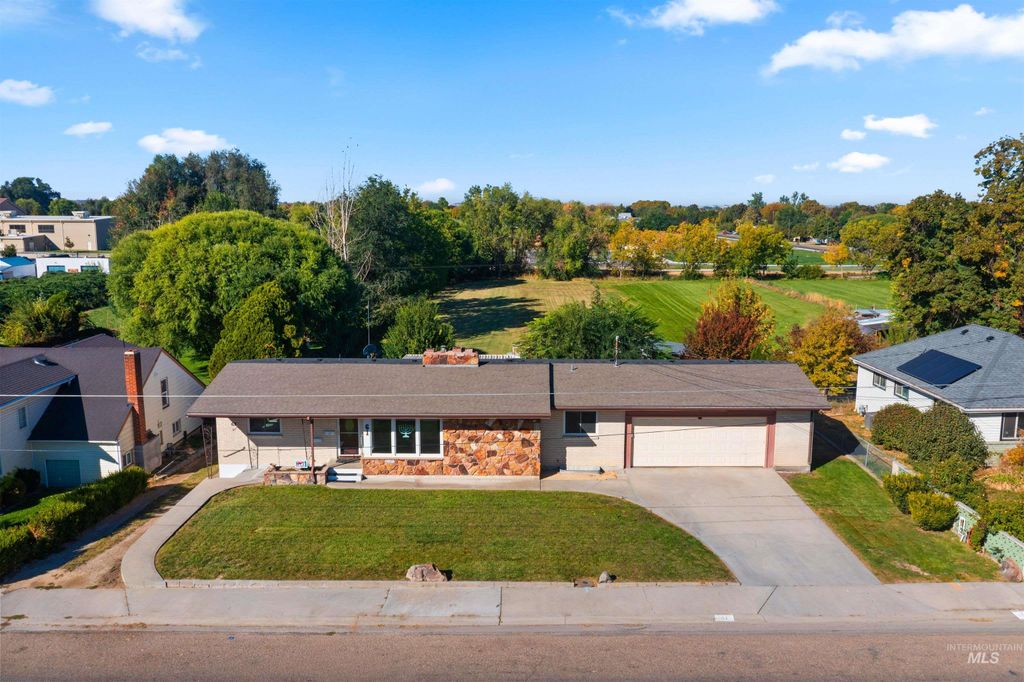 61 S Canyon St, Nampa, ID 83651