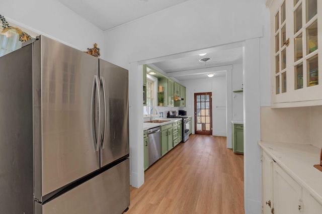 706 W 11th ST, Taylor, TX 76574