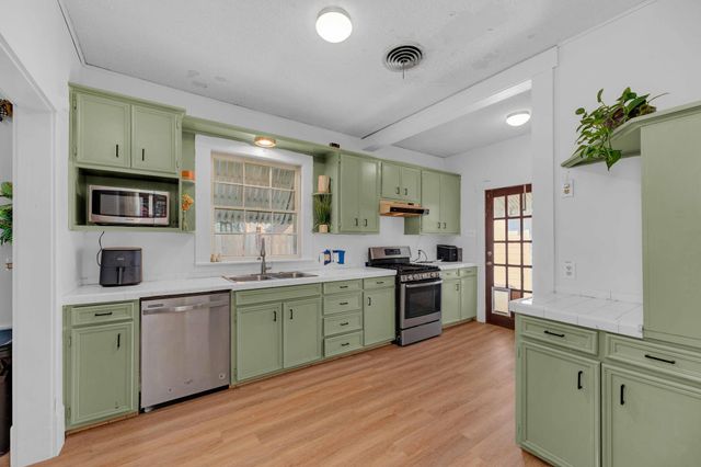 706 W 11th ST, Taylor, TX 76574