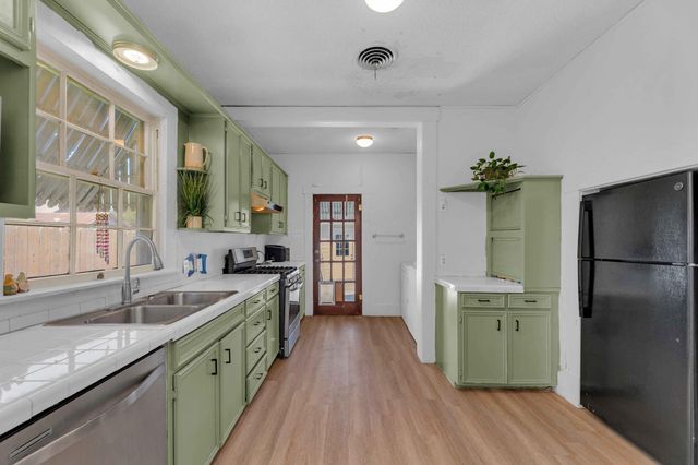 706 W 11th ST, Taylor, TX 76574