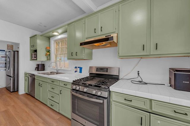 706 W 11th ST, Taylor, TX 76574