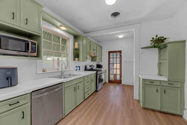 706 W 11th ST, Taylor, TX 76574