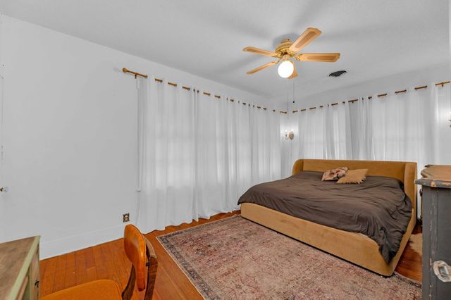 706 W 11th ST, Taylor, TX 76574