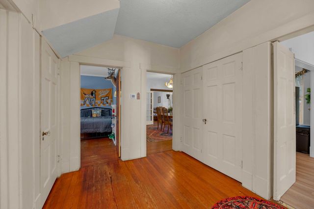 706 W 11th ST, Taylor, TX 76574