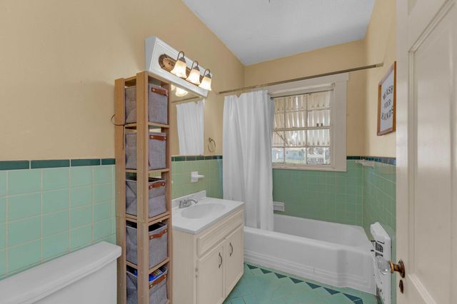 706 W 11th ST, Taylor, TX 76574