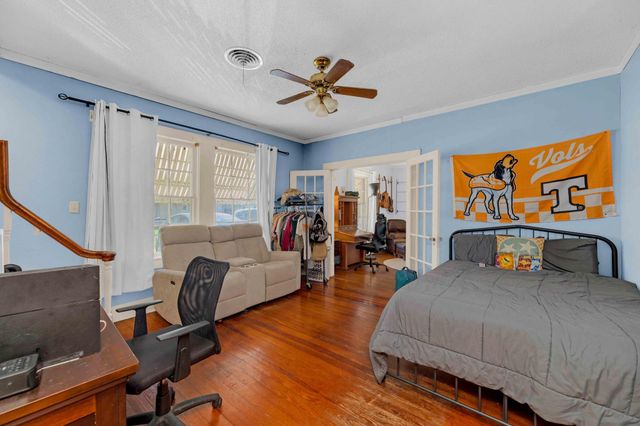 706 W 11th ST, Taylor, TX 76574