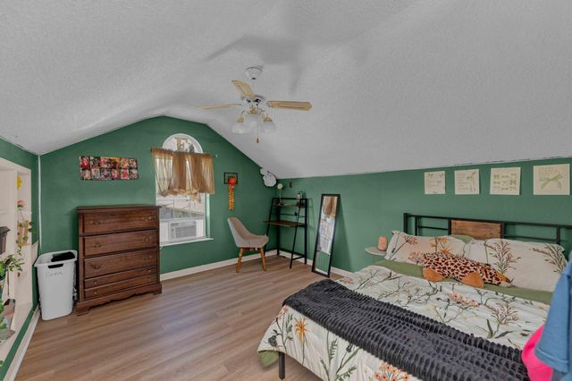 706 W 11th ST, Taylor, TX 76574