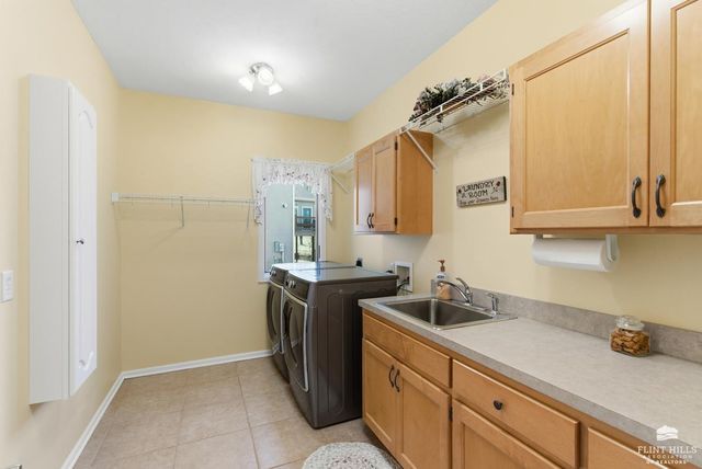 916 Overhill Road, Manhattan, KS 66503