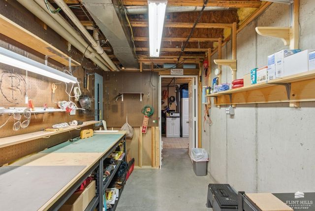 916 Overhill Road, Manhattan, KS 66503