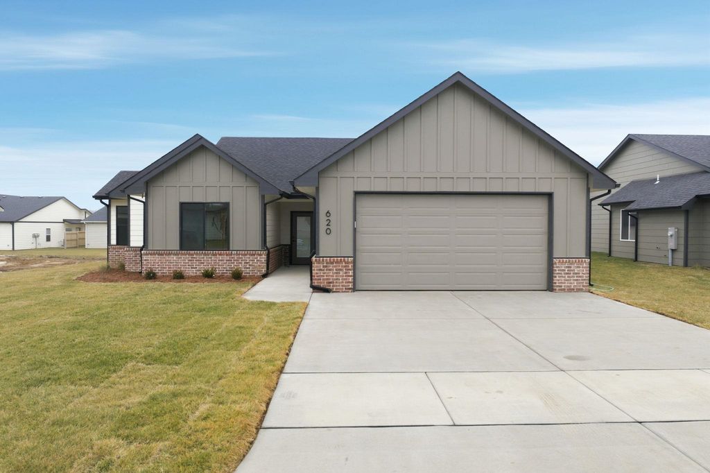 620 Elmwood St, Park City, KS 67147