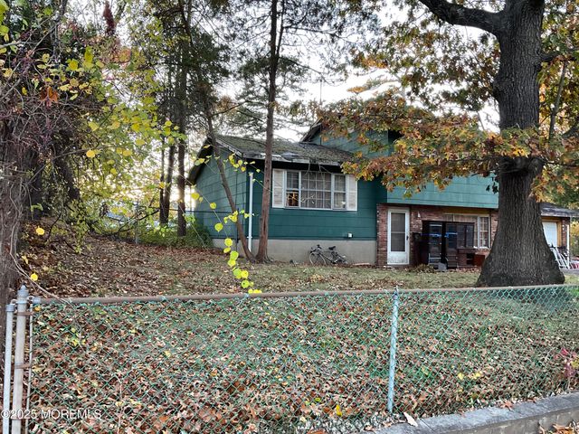 5 Illinois Avenue, Jackson, NJ 08527