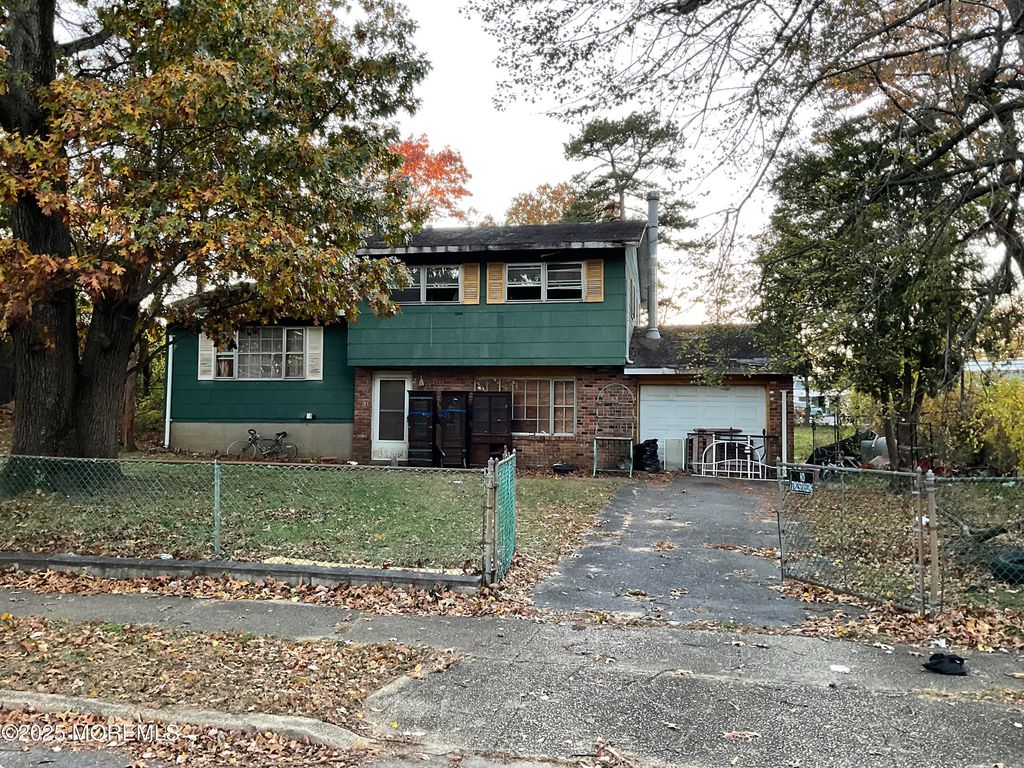 5 Illinois Avenue, Jackson, NJ 08527