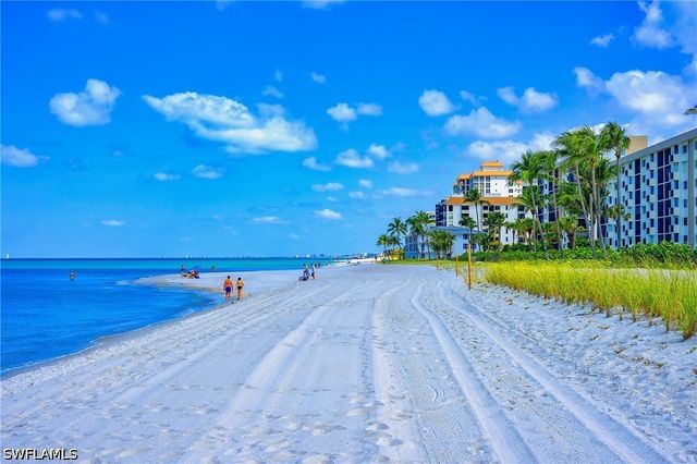 524 Beachwalk CIR, Naples, FL 34108