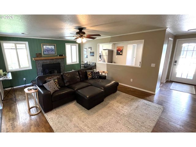 76484 PORTAL Dr, Oakridge, OR 97463