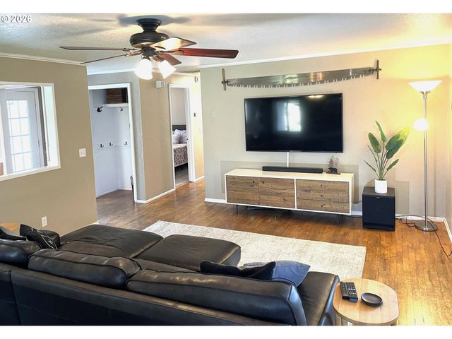 76484 PORTAL Dr, Oakridge, OR 97463