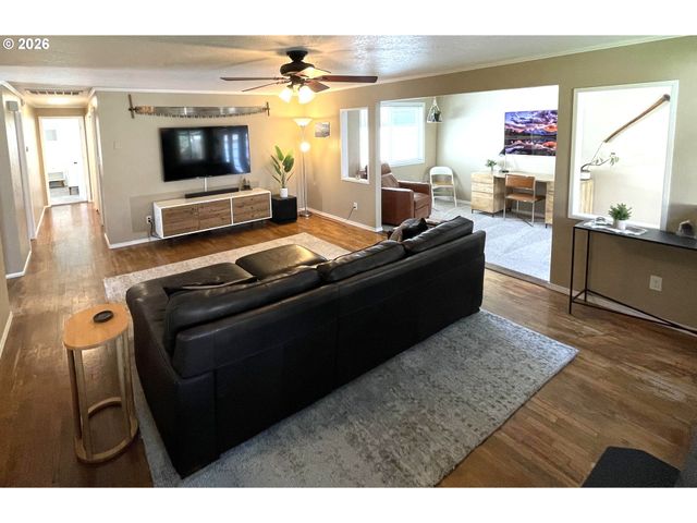 76484 PORTAL Dr, Oakridge, OR 97463