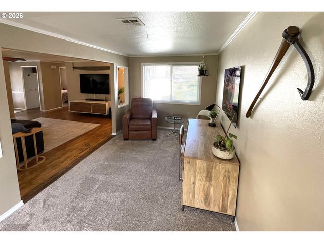 76484 PORTAL Dr, Oakridge, OR 97463