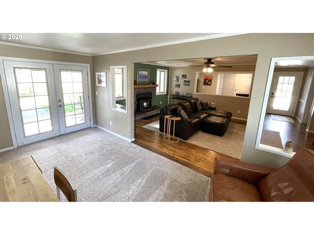 76484 PORTAL Dr, Oakridge, OR 97463