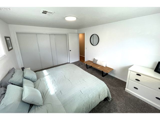 76484 PORTAL Dr, Oakridge, OR 97463