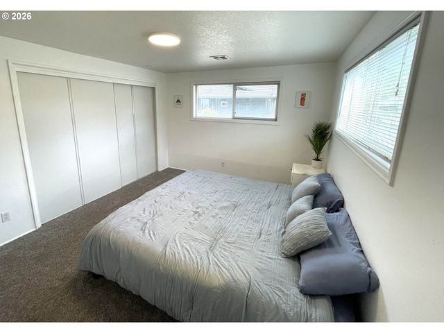 76484 PORTAL Dr, Oakridge, OR 97463