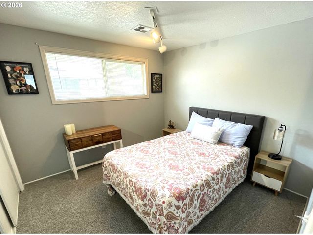 76484 PORTAL Dr, Oakridge, OR 97463