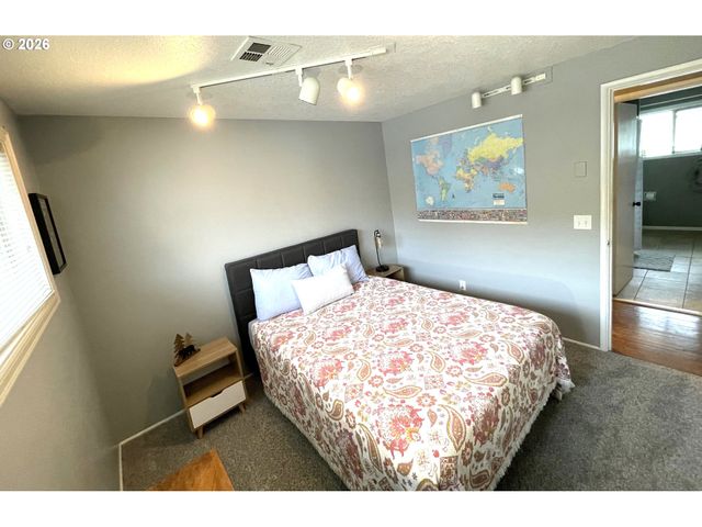 76484 PORTAL Dr, Oakridge, OR 97463