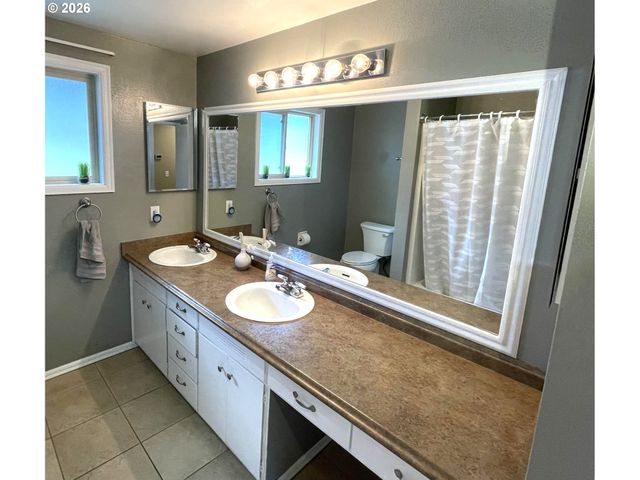 76484 PORTAL Dr, Oakridge, OR 97463