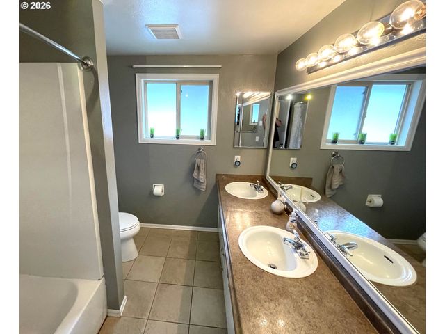 76484 PORTAL Dr, Oakridge, OR 97463