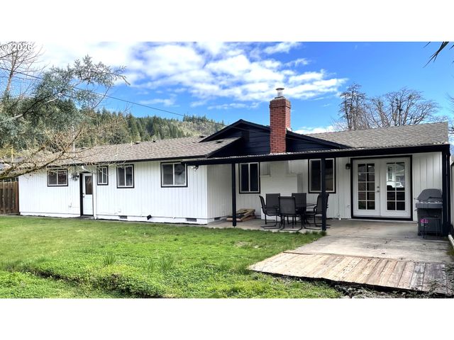 76484 PORTAL Dr, Oakridge, OR 97463