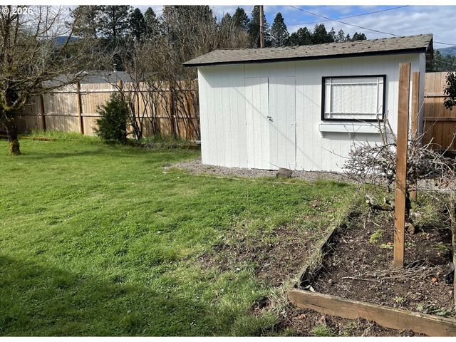 76484 PORTAL Dr, Oakridge, OR 97463