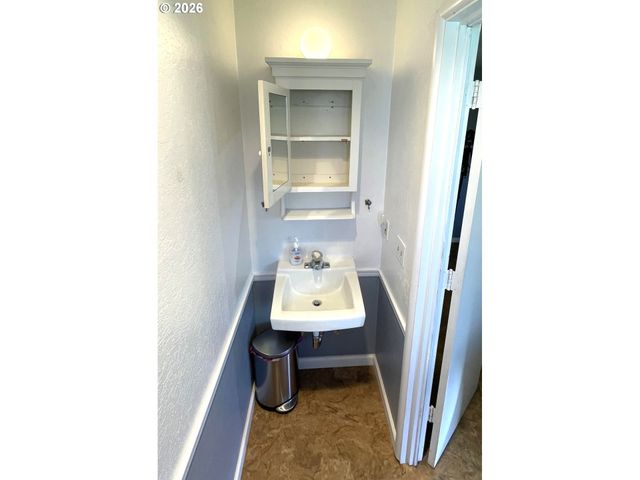 76484 PORTAL Dr, Oakridge, OR 97463