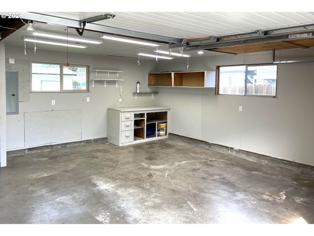 76484 PORTAL Dr, Oakridge, OR 97463